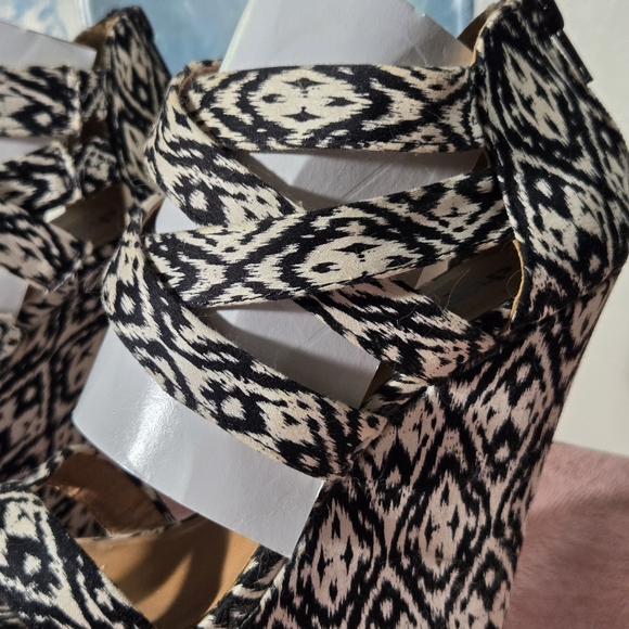 Stylish Black and White Wedge Sandals - Picture 6 of 11